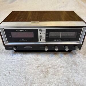 Vintage Zenith Solid State AM FM Digital‎ Alarm Clock Radio Wood Grain R472-2
